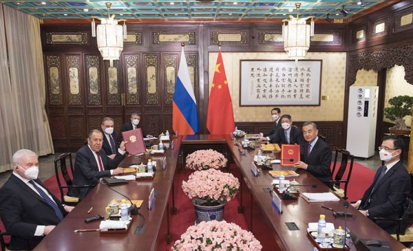 Ngoại trưởng Trung Quốc Vương Nghị ngày 3/2 đã hội đàm với người đồng cấp Nga Sergei Lavrov đang ở thăm Bắc Kinh trong bối cảnh hai nước đang chuẩn bị cho cuộc gặp trực tiếp giữa Chủ tịch Trung Quốc Tập Cận Bình và Tổng thống Nga Vladimir Putin, dự kiến diễn ra trong ngày 4/2. (Nguồn: CGTN)