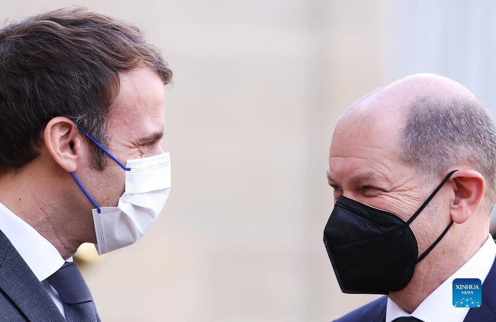 Tổng thống Pháp Emmanuel Macron (trái) chào đón Thủ tướng Đức Olaf Scholz tại Điện Elysee, thủ đô Paris ngày 10/12/2021. (Nguồn: Tân Hoa xã)