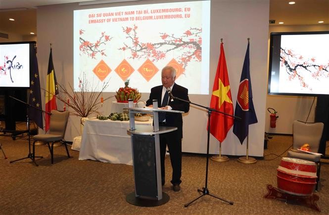 Ông Huỳnh Công Mỹ, Chủ tịch Tổng hội người Việt Nam tại Bỉ, phát biểu tại buổi gặp mặt đại diện kiều bào Việt Nam tại Bỉ, Xuân Nhâm Dần, tối 11/2. (Nguồn: TTXVN)