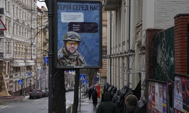 Quảng cáo sử dụng hình ảnh người lính trên đường phố ở thủ đô Kiev, Ukraine. (Nguồn: Guardian)