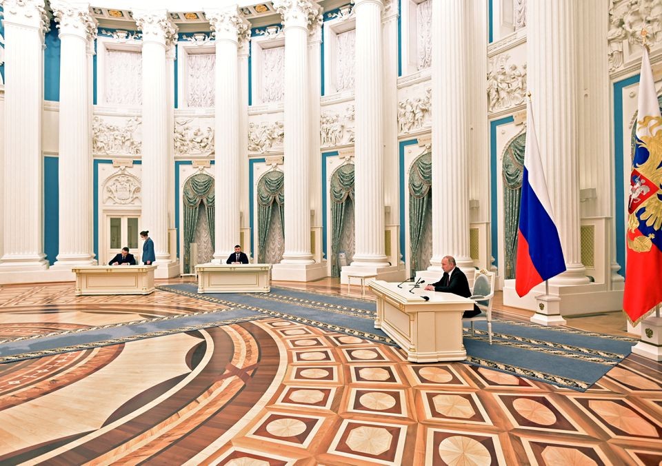 Tổng thống Nga Putin ký sắc lệnh công nhận độc lập của 2 vùng ly khai ở Đông Ukraine hôm 21/2. (Nguồn: Reuters)