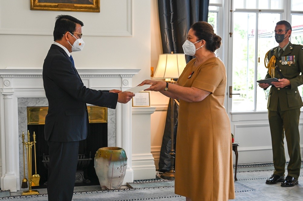 Đại sứ Nguyễn Văn Trung trình Thư uỷ nhiệm của Chủ tịch nước Nguyễn Xuân Phúc lên Toà quyền New Zealand Dame Cindy Kiro ngày 22/2/2022 tại thủ đô Wellington. Đại sứ Nguyễn Văn Trung trình Thư uỷ nhiệm của Chủ tịch nước Nguyễn Xuân Phúc lên Toà quyền New Zealand Dame Cindy Kiro ngày 22/2/2022 tại thủ đô Wellington.