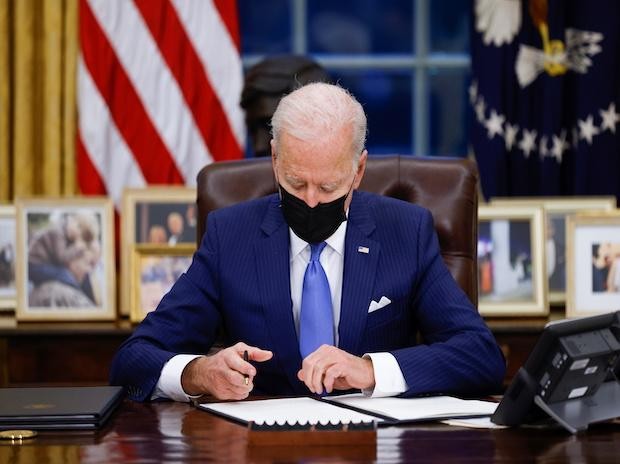 Tổng thống Mỹ Joe Biden đã ký ban hành dự luật kích thích kinh tế trị giá 1.900 tỷ USD ngày 11/3. (Nguồn: AP)