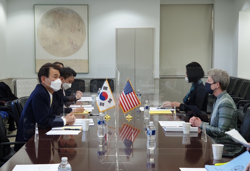 Trưởng đoàn đàm phán Hàn Quốc Jeong Eun-bo và người đồng cấp Mỹ Donna Welton tại cuộc đàm phán về thỏa thuận chia sẻ chi phí quốc phòng mới, ngày 8/3 tại Washington D.C, Mỹ. (Nguồn: Bộ Ngoại giao Hàn Quốc)