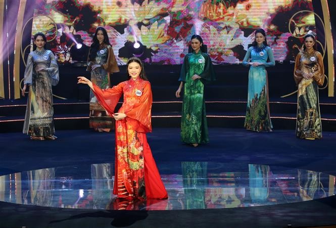 Thí sinh trình diễn thi trang phục áo dài. (Nguồn: TTXVN)