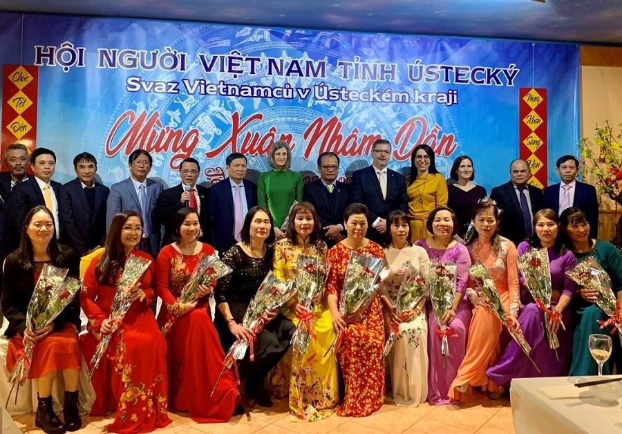 Đại sứ Thái Xuân Dũng tặng hoa chúc mừng chị em phụ nữ có mặt tại buổi dạ tiệc.