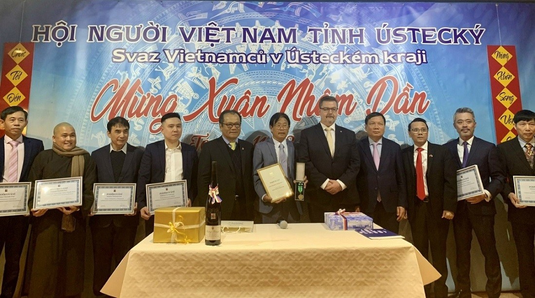 Tỉnh trưởng tỉnh Ústecký đã trao tặng Giấy khen thể hiện lòng cảm ơn cho 12 Chi hội người Việt trong tỉnh và Bằng khen danh dự - mức khen thưởng cao nhất của tỉnh Ustecky cho Ban chấp hành Chi hội người Việt Nam tại tỉnh.