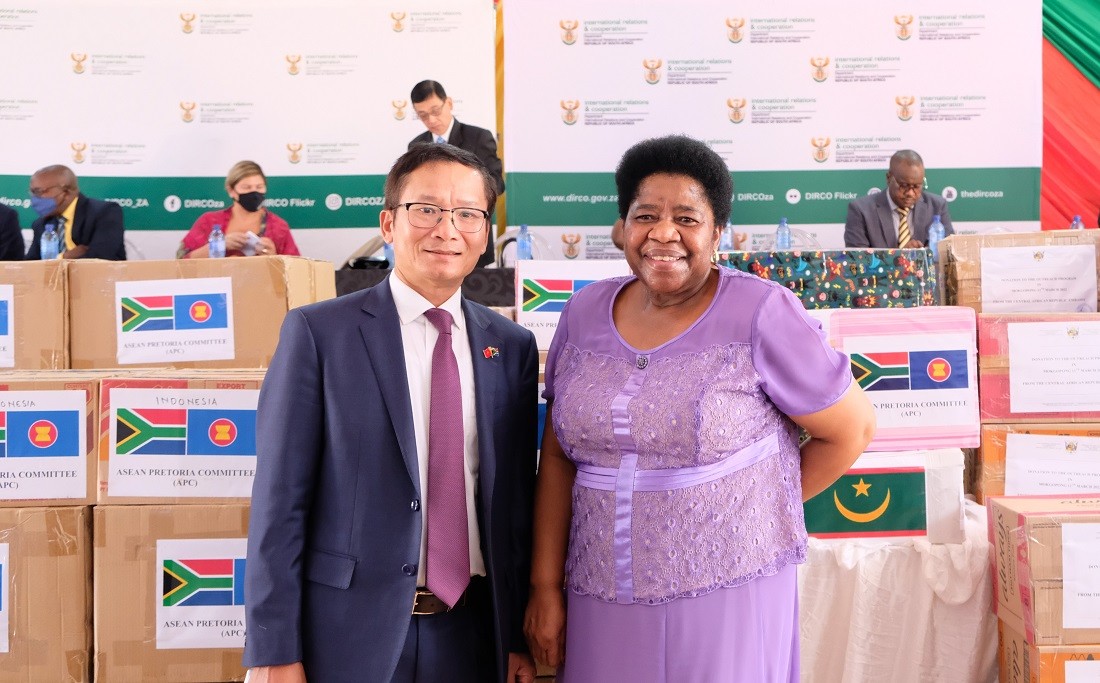 Đại sứ Hoàng Văn Lợi và Thứ trưởng Bộ Ngoại giao và Hợp tác quốc tế Nam Phi Candish Mashego-Dlamini.