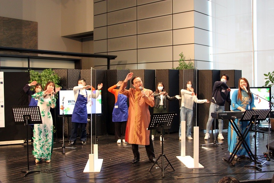 Ông Yuji Kuroiwa, Thống đốc Kanagawa, và các nghệ sỹ Nhật Bản cùng với các sinh viên hai nước trình bày bài hát Vietnam Festa★Online kết nối giới trẻ Việt Nam-Nhật Bản