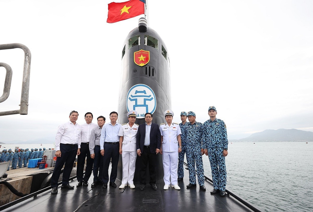 Thủ tướng Phạm Minh Chính đến thăm, động viên cán bộ, sĩ quan, chiến sĩ Lữ đoàn tàu ngầm 189 Quân chủng Hải quân, chiều 12/3 tại Cam Ranh, Khánh Hòa. (Nguồn: TTXVN)