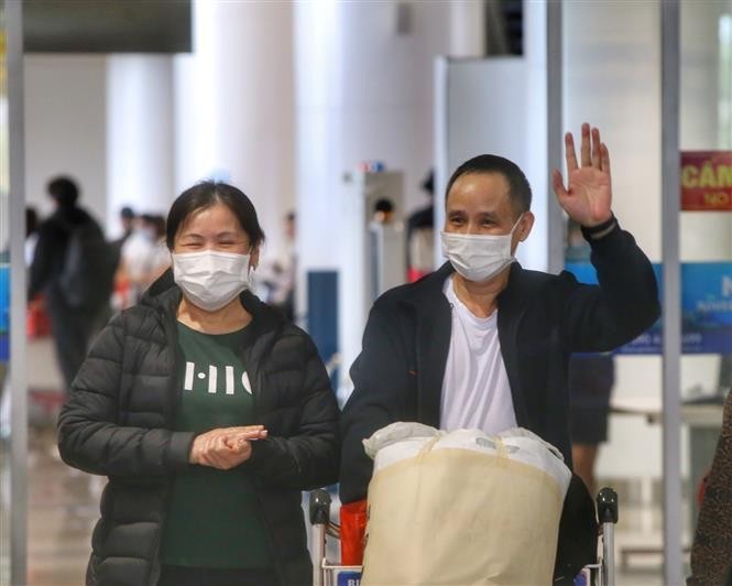 Cập nhật. Hai chuyến bay sơ tán công dân Việt Nam ở Ukraine về đến Hà Nội sáng 13/3