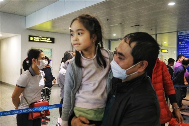 Cập nhật. Hai chuyến bay sơ tán công dân Việt Nam ở Ukraine về đến Hà Nội sáng 13/3