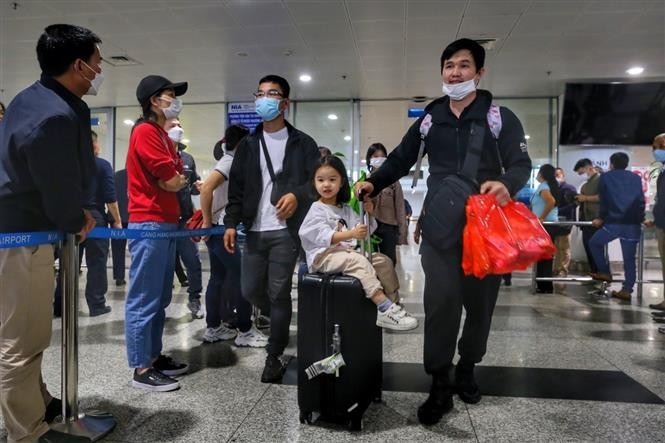 Cập nhật. Hai chuyến bay sơ tán công dân Việt Nam ở Ukraine về đến Hà Nội sáng 13/3