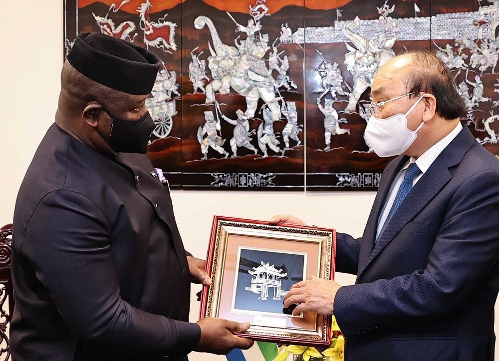 Chủ tịch nước Nguyễn Xuân Phúc tặng quà lưu niệm cho Tổng thống Sierra Leone Julius Maada Bio tại cuộc gặp bên lề Phiên thảo luận chung cấp cao Đại hội đồng Liên hợp quốc khóa 76 tại New York, Hoa Kỳ ngày 23/9/2021. (Nguồn: TTXVN)
