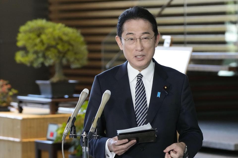 Thủ tướng Nhật Bản Kishida Fumio trả lời câu hỏi của phóng viên tại nhà riêng ở thủ đô Tokyo ngày 11/3/2022. (Nguồn: AP)