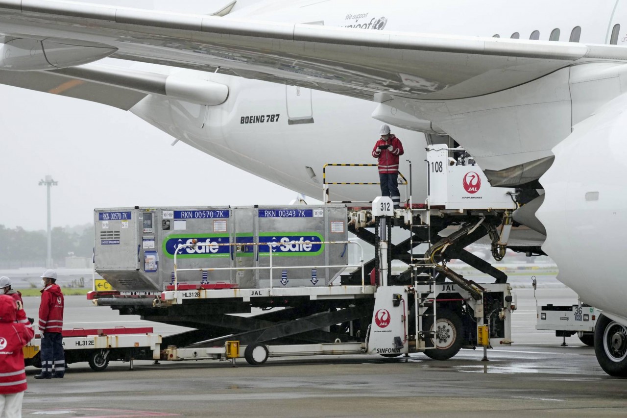Vận chuyển vaccine Covid-19 lên máy bay của Japan Airlines trước khi khởi hành từ sân bay Narita đến Đài Loan (Trung Quốc) ngày 4/6/2021. (Nguồn: Kyodo)