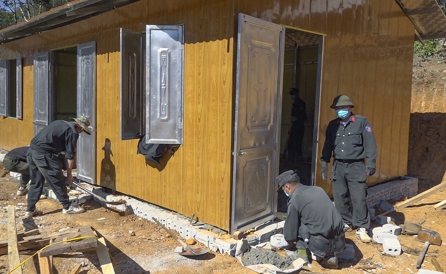 Lực lượng Cảnh sát Cơ động Công an tỉnh Điện Biên làm nhà cho hộ nghèo tại bản Huổi Hoa, xã Keo Lôm, huyện Điện Biên Đông. (Nguồn: TTXVN)