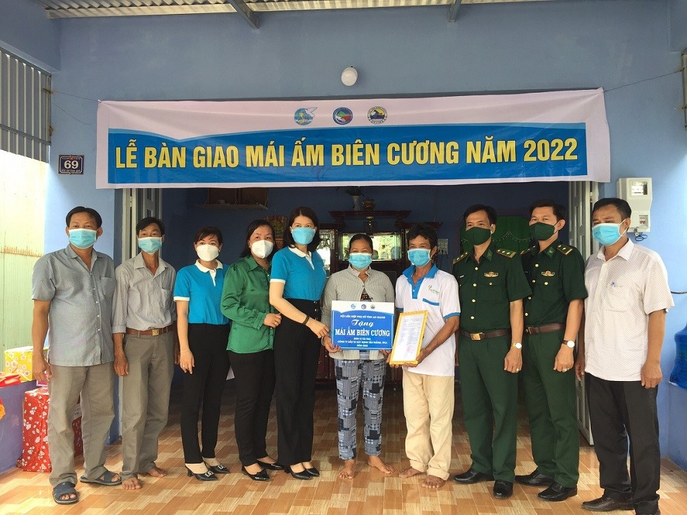 The Women's Union and the Border Guard Command of An Giang province presented a house to the family of Ms. Tran Thi Thu Huong, Vinh Quoi hamlet, Lac Quoi commune, Tri Ton district.  (Photo: War Zone)