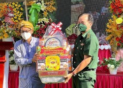 An Giang Province Border Guard congratulates the Muslim community of Ramadan