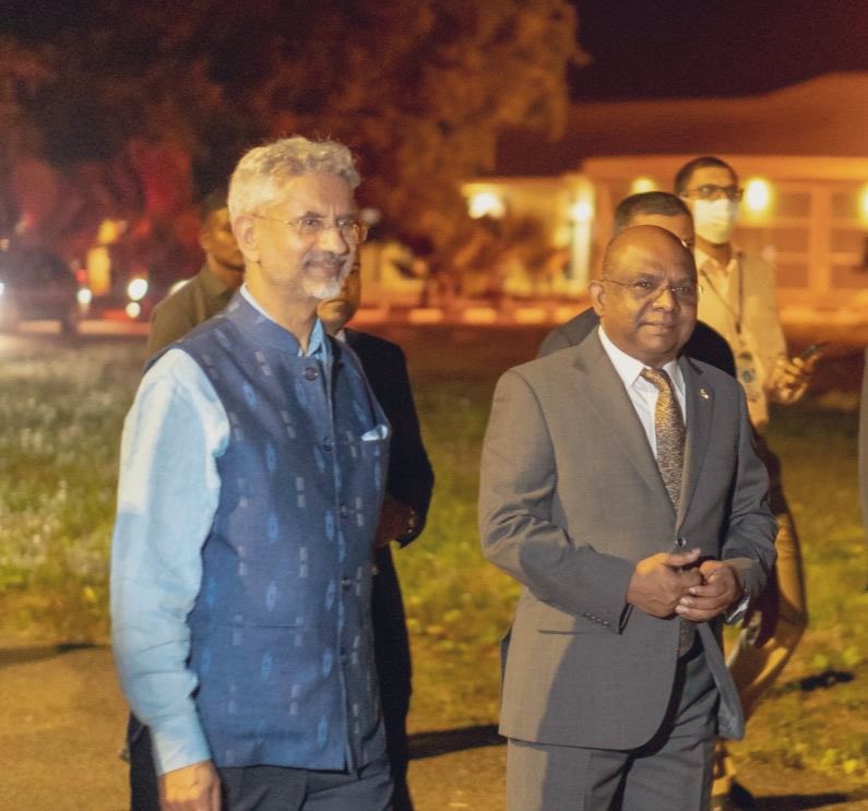 Ngoại trưởng Maldives Abdulla Shahid đón người đồng cấp Ấn Độ S Jaishankar tối ngày 26/3. (Nguồn: Twitter)