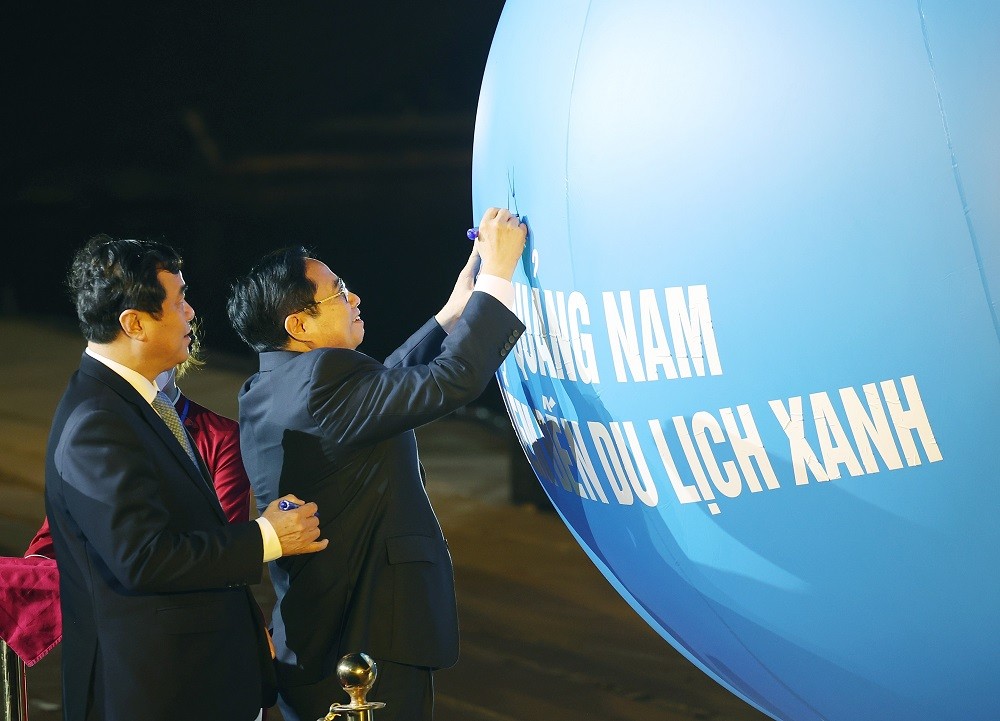 Thủ tướng Phạm Minh Chính ký gửi thông điệp về phát triển du lịch xanh bảo vệ môi trường và hành tinh xanh. (Nguồn: TTXVN)