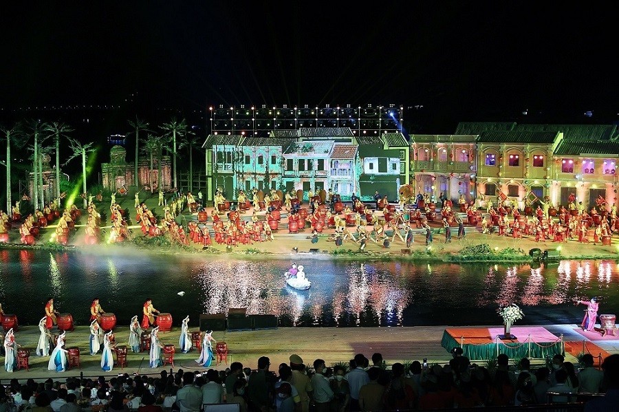 Chương trình nghệ thuật được thực hiện tại sân khấu thực cảnh Ký ức Hội An kết hợp công nghệ âm thanh, ánh sáng hiện đại, tạo nên những đại cảnh phức hợp, nhiều màu sắc nghệ thuật. (Nguồn: TTXVN)