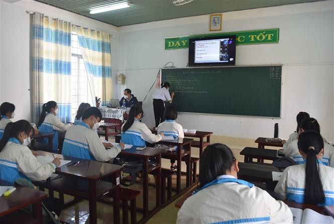 Thầy cô tại trường THPT chuyên Nguyễn Chí Thanh, thành phố Gia Nghĩa, Đắk Nông phải kết hợp việc dạy trực tuyến và trực tiếp trên 1 tiết học. (Nguồn: TTXVN)