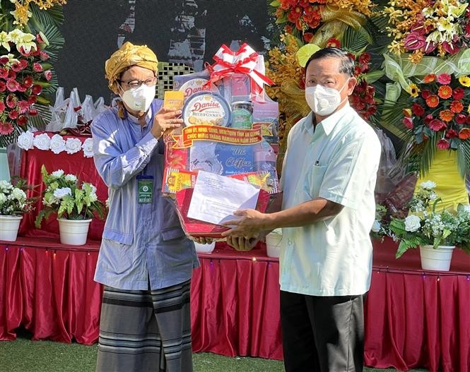 Ông Nguyễn Tiếc Hùng, Chủ tịch Ủy ban Mặt trận Tổ quốc Việt Nam tỉnh An Giang (phải) tặng quà chúc mừng Ban Đại diện cộng đồng Hồi giáo Islam tỉnh An Giang nhân Tháng ăn chay Ramadan 2022. (Nguồn: TTXVN)