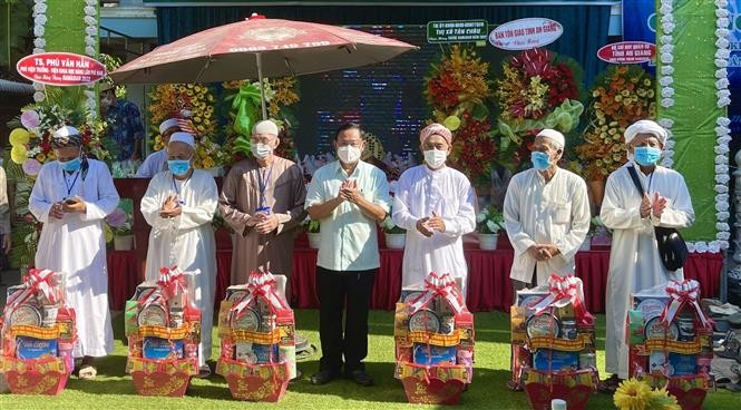 Ông Nguyễn Tiếc Hùng, Chủ tịch Ủy ban Mặt trận Tổ quốc Việt Nam tỉnh An Giang (thứ 4 trái qua) tặng quà chúc mừng các vị giáo cả, phó giáo cả Ban Quản trị các Thánh đường, Tiểu Thánh đường Hồi giáo Islam trên địa bàn tỉnh An Giang. (Nguồn: TTXVN)