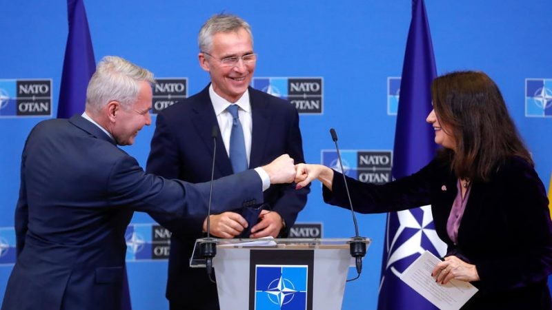 Ngoại trưởng Phần Lan Pekka Haavisto, Tổng thư ký NATO Jens Stoltenberg và Ngoại trưởng Thụy Điển Ann Linde tại cuộc họp báo chung sau cuộc gặp ở trụ sở NATO ở Brussels, Bỉ ngày 24/1. (Nguồn: EPA-EFE)