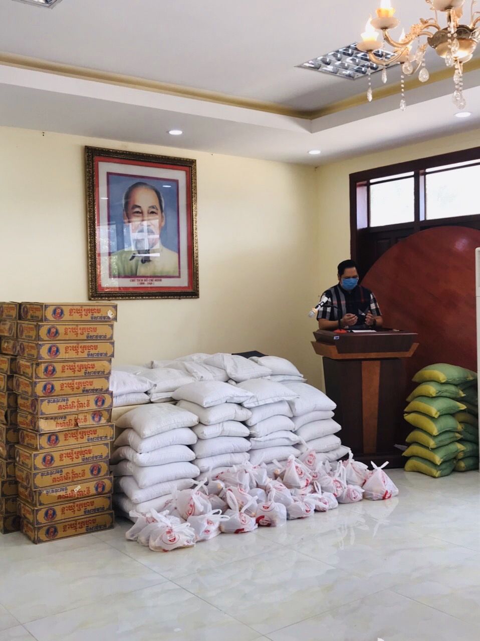 Dịch Covid-19 ở Campuchia: Tặng quà hỗ trợ bà con Việt kiều có hoàn cảnh đặc biệt khó khăn tại tỉnh Preah Sihanouk dich covid 19 o campuchia tang qua ho tro ba con viet kieu co hoan canh dac biet kho khan tai tinh preah sihanouk