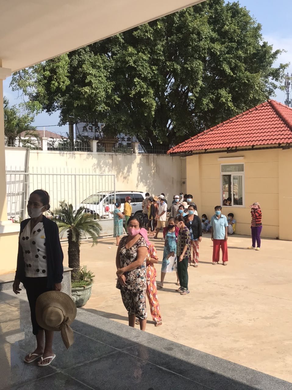 Dịch Covid-19 ở Campuchia: Tặng quà hỗ trợ bà con Việt kiều có hoàn cảnh đặc biệt khó khăn tại tỉnh Preah Sihanouk dich covid 19 o campuchia tang qua ho tro ba con viet kieu co hoan canh dac biet kho khan tai tinh preah sihanouk