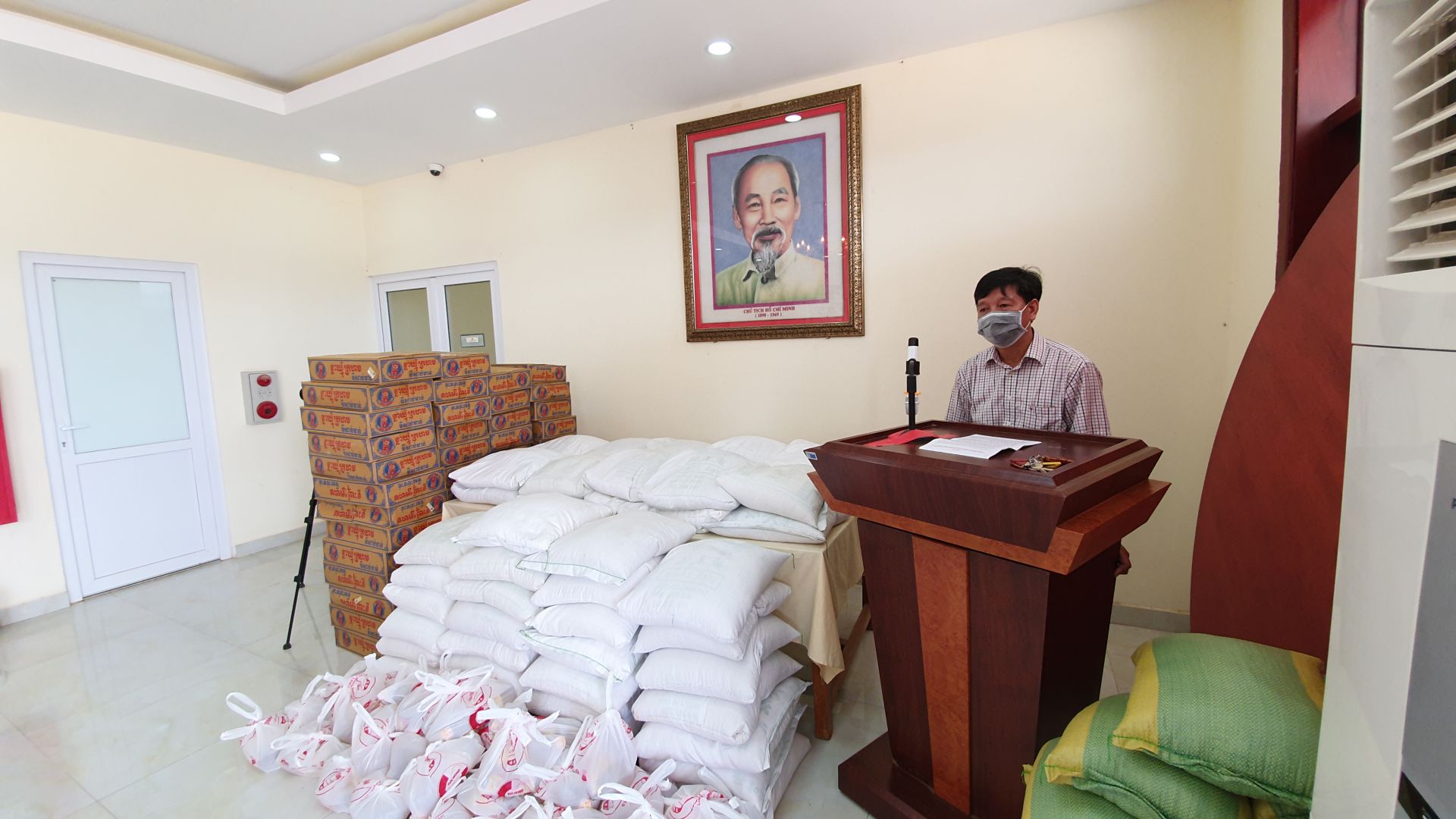 Dịch Covid-19 ở Campuchia: Tặng quà hỗ trợ bà con Việt kiều có hoàn cảnh đặc biệt khó khăn tại tỉnh Preah Sihanouk dich covid 19 o campuchia tang qua ho tro ba con viet kieu co hoan canh dac biet kho khan tai tinh preah sihanouk