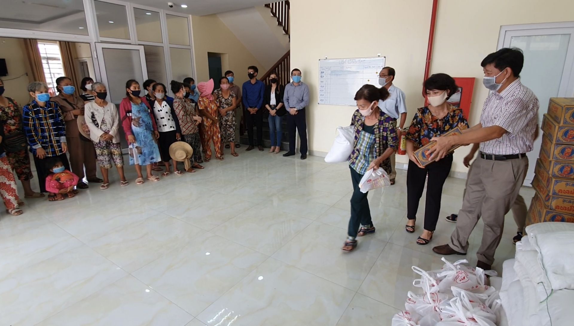 Dịch Covid-19 ở Campuchia: Tặng quà hỗ trợ bà con Việt kiều có hoàn cảnh đặc biệt khó khăn tại tỉnh Preah Sihanouk dich covid 19 o campuchia tang qua ho tro ba con viet kieu co hoan canh dac biet kho khan tai tinh preah sihanouk