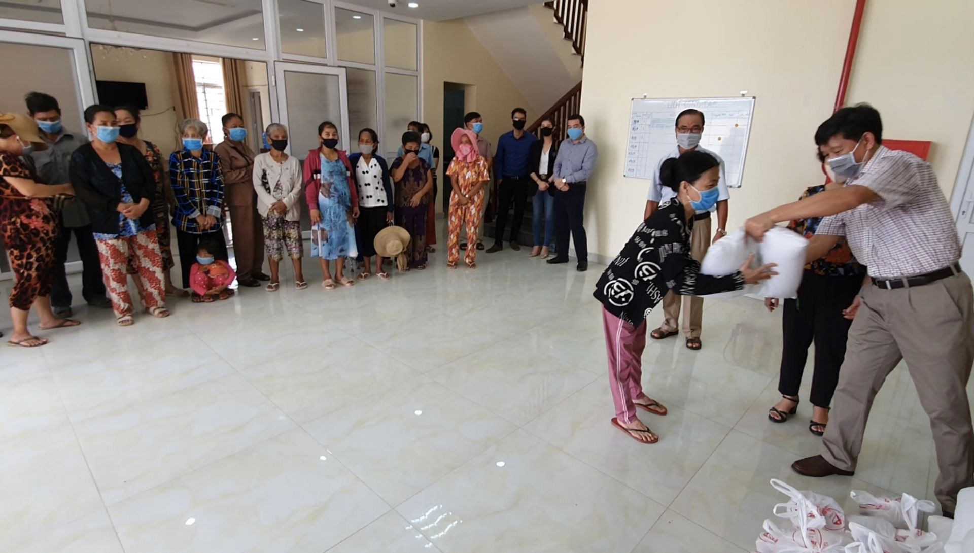 Dịch Covid-19 ở Campuchia: Tặng quà hỗ trợ bà con Việt kiều có hoàn cảnh đặc biệt khó khăn tại tỉnh Preah Sihanouk dich covid 19 o campuchia tang qua ho tro ba con viet kieu co hoan canh dac biet kho khan tai tinh preah sihanouk