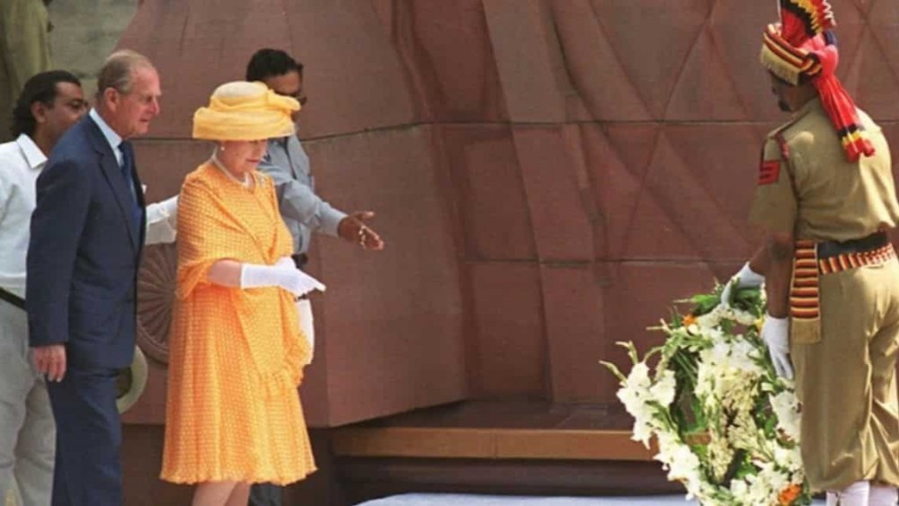 Nữ hoàng Elizabeth II và Hoàng thân Philip thăm đất nước sông Hằng lần cuối cùng vào năm 1997, đánh dấu 50 năm Ngày Độc lập của Ấn Độ. Ảnh chụp cặp đôi Hoàng gia đến Jallianwala Bagh ở Amritsar - nơi tưởng niệm những người đã thiệt mạng trong cuộc thảm sá