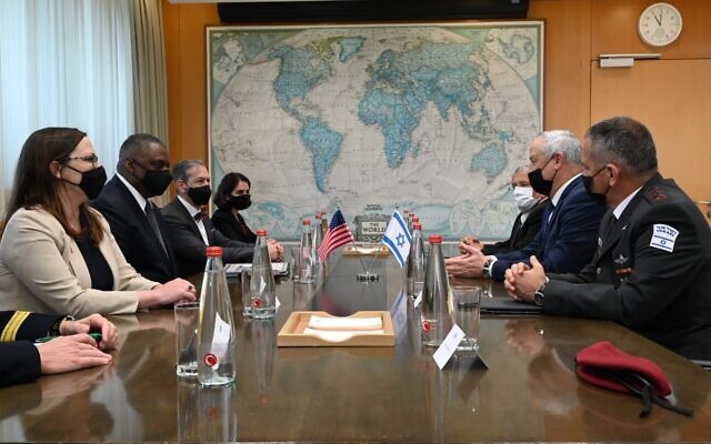 Bộ trưởng Quốc phòng Israel Benny Gantz hội đàm với người đồng cấp Mỹ Lloyd Austin đang thăm Israel, ngày 11/4. (Nguồn: Times of Israel)