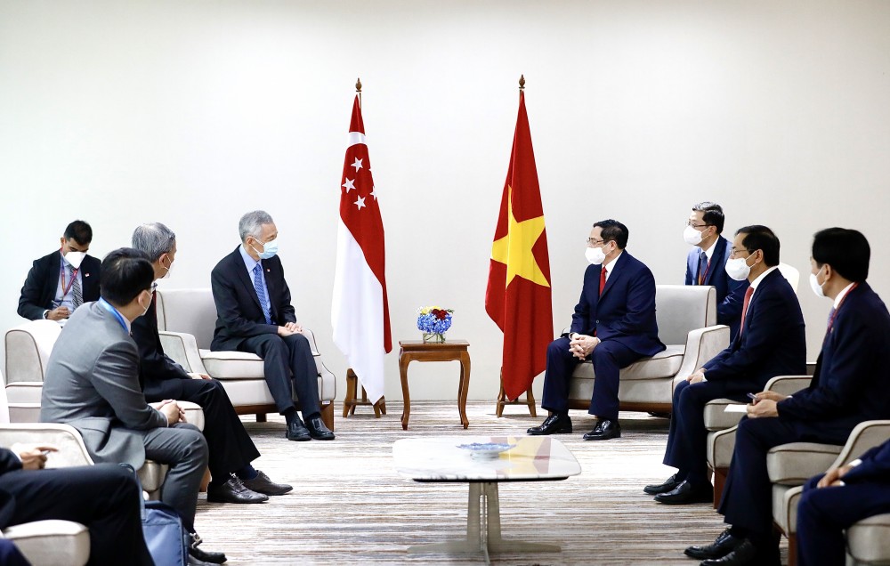 Nhân dịp tham dự Hội nghị các nhà lãnh đạo ASEAN tại Jakarta, Indonesia, Thủ tướng Chính phủ Phạm Minh Chính đã có cuộc gặp song phương với Thủ tướng Singapore Lý Hiển Long