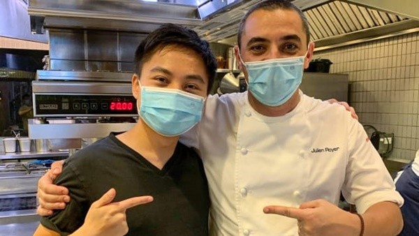 Chân dung chàng trai trẻ “ăn sập Singapore” Jon Lu cùng bếp trưởng nhà hàng Odette. (Nguồn: CNN)
