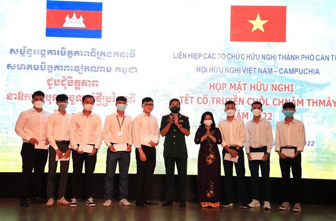 Lãnh đạo Liên hiệp các tổ chức hữu nghị thành phố Cần Thơ và Hiệp hội hữu nghị Việt Nam - Campuchia thành phố Cần Thơ trao quà cho sinh viên Campuchia đang học tập tại Cần Thơ. (Nguồn: TTXVN)