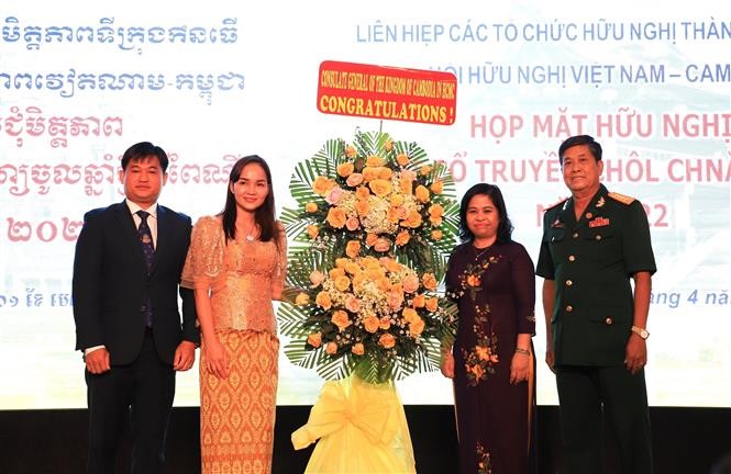 Tổng lãnh sự Vương quốc Campuchia tại Thành phố Hồ Chí Minh Sok Dareth và phu nhân tặng hoa chúc mừng buổi họp mặt hữu nghị. (Nguồn: TTXVN)