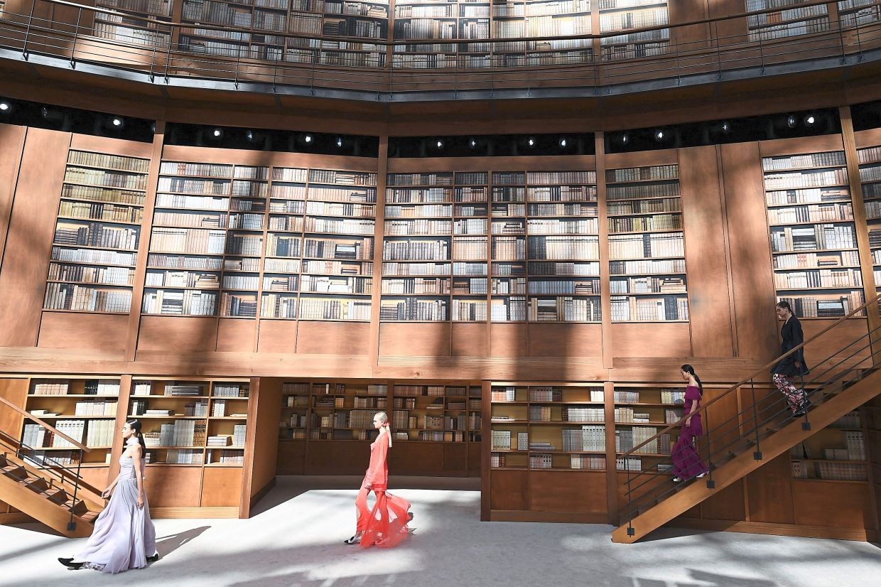 Chanel biến Grand Palais thành thư viện khổng lồ trong bộ sưu tập Thu - Đông 2019 nhằm tôn vinh niềm đam mê sách của Karl Lagerfeld. (Nguồn: AFP)