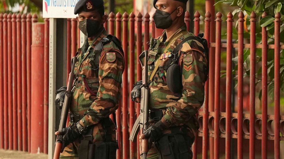Quân đội Sri Lanka đứng gác ở thủ đô Colombo, Sri Lanka. (Nguồn: AP)