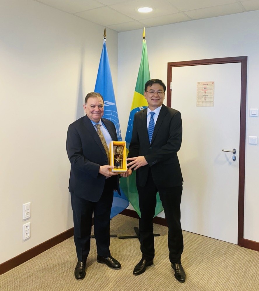 Thứ trưởng Phạm Quang Hiệu và Chủ tịch Đại hội đồng UNESCO Santiago Irazabal Mourao. Thứ trưởng Phạm Quang Hiệu và Chủ tịch Đại hội đồng UNESCO Santiago Irazabal Mourao.