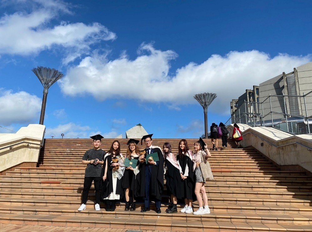 Các sinh viên Việt Nam cùng học tập và giúp đỡ lẫn nhau.