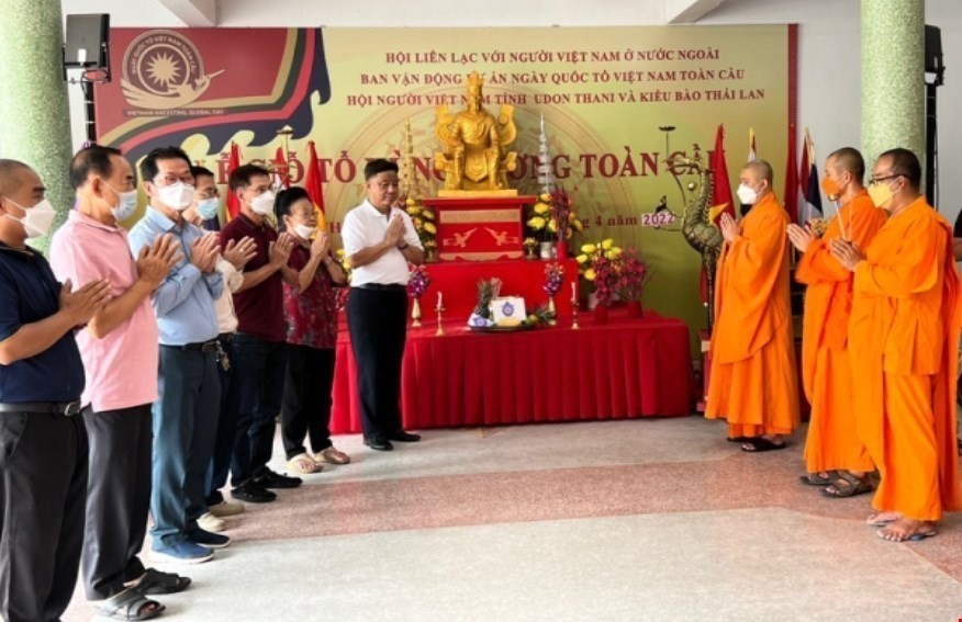 Trong không khí thành kính, trang nghiêm, các đại biểu tham dự Lễ Giỗ tổ Hùng Vương tại Udon Thani ngày 10/4 dâng hương tưởng nhớ công ơn các Vua Hùng. (Nguồn: TTXVN)