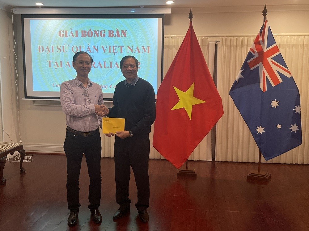 Đại sứ Nguyễn Tất Thành trao giải nhất đơn nam.