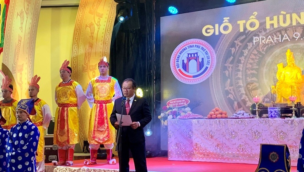 Trang trọng tưởng nhớ Vua Hùng trong ngày Giỗ Tổ tại CH Czech
