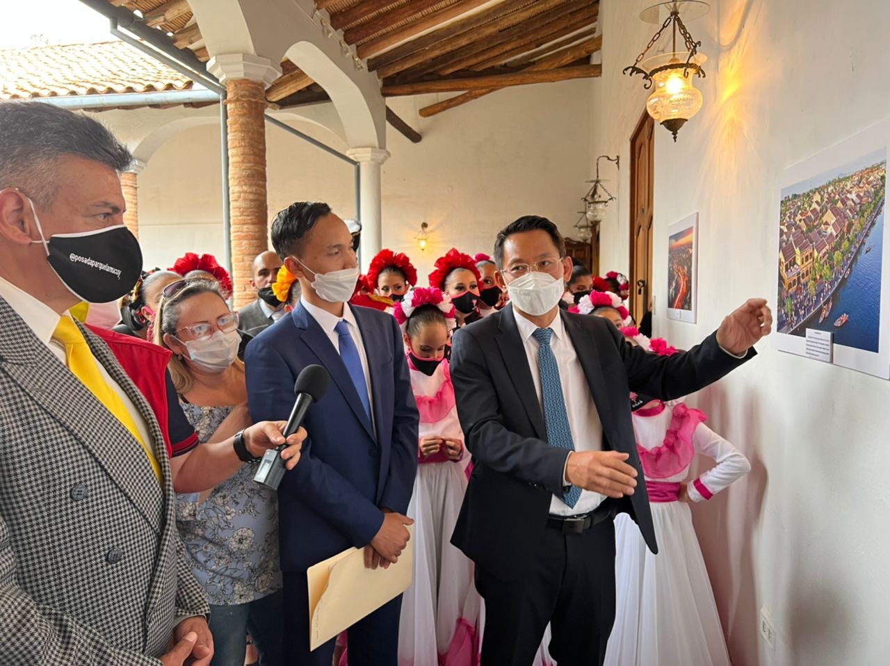 Đại sứ quán đã tổ chức buổi triển lãm ảnh và giới thiệu ẩm thực nhằm quảng bá đất nước, văn hóa, con người Việt Nam tại Bảo tàng Nghệ thuật Mérida.