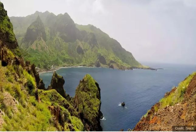 10 quốc gia chính thức thay đổi quốc hiệu